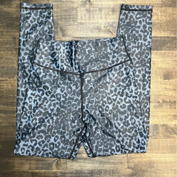 ZYIA Stone Leopard Scrunchy Light n Luxe 7/8 Leggings Size 4 - Picture 3 of 6